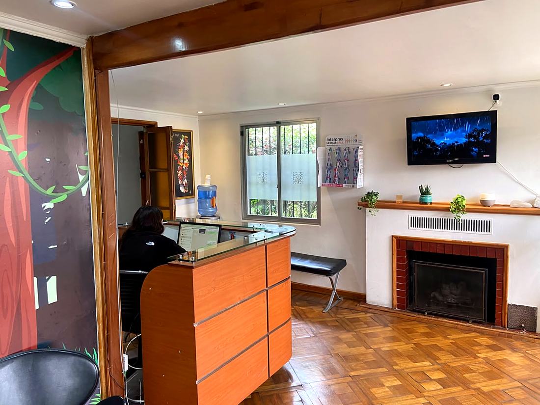 Recepción con chimenea y piso de madera