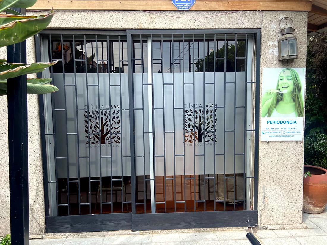 Reja de entrada con el árbol de Lasan